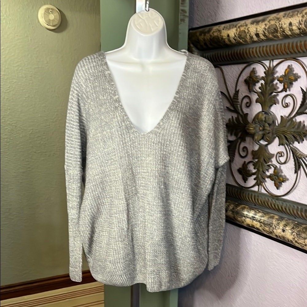 Forever 21 Gray V-Neck Sweater with Soft Material and Oversized Fit Sz S💚
